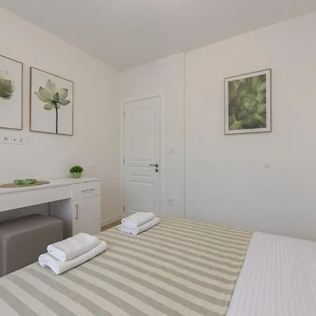 One Br Free Parking Center *