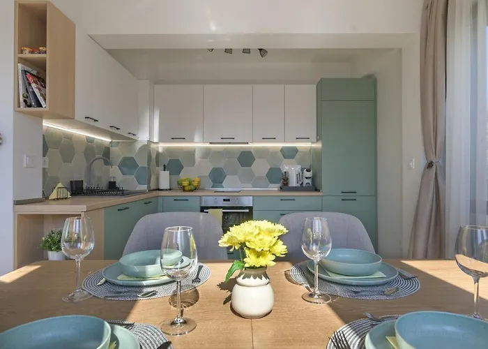 One Br Free Parking Center