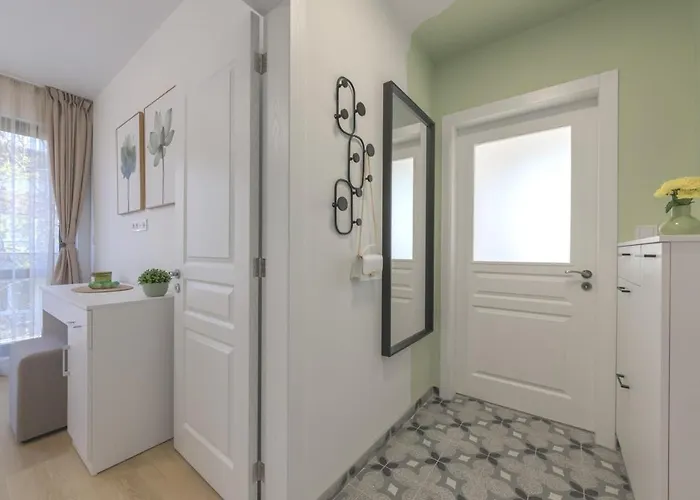 One Br Free Parking Center