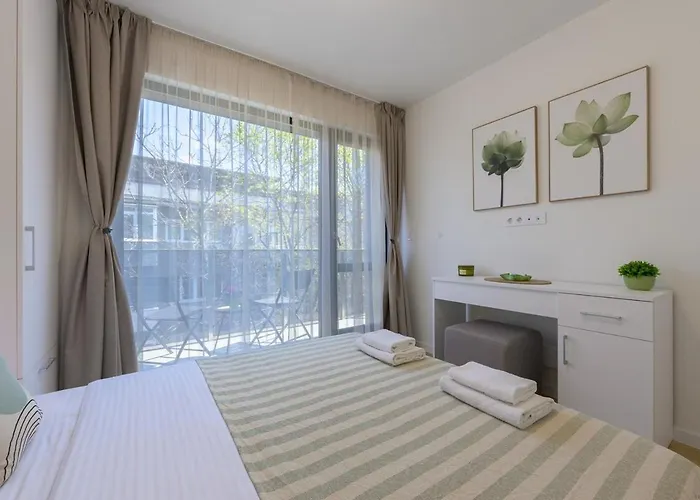 One Br Free Parking Center